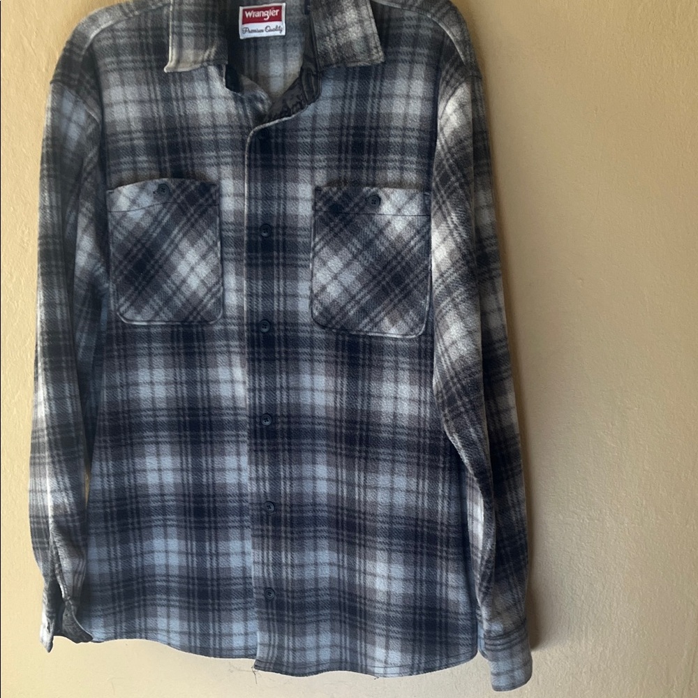 Wrangler Men's grey Plaid Shirt size medium.